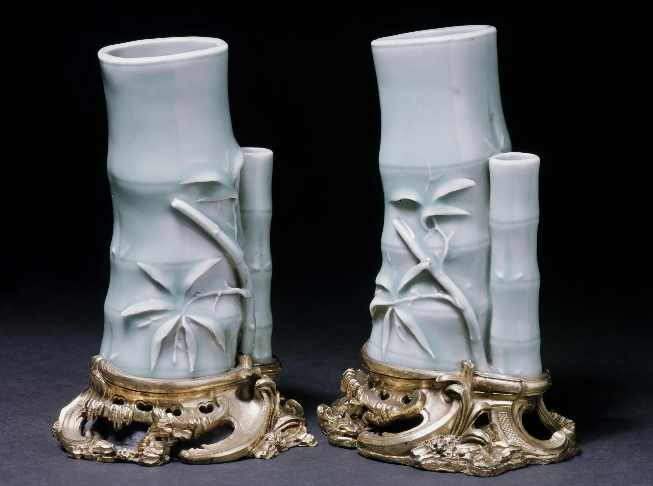 Vases chinois inspirés du bambou, céladon (porcelaine verte), vers 1700, enrichis d’une monture d’orfèvrerie exécutée en France au milieu du XVIIIe siècle, Londres, Victoria and Albert Museum