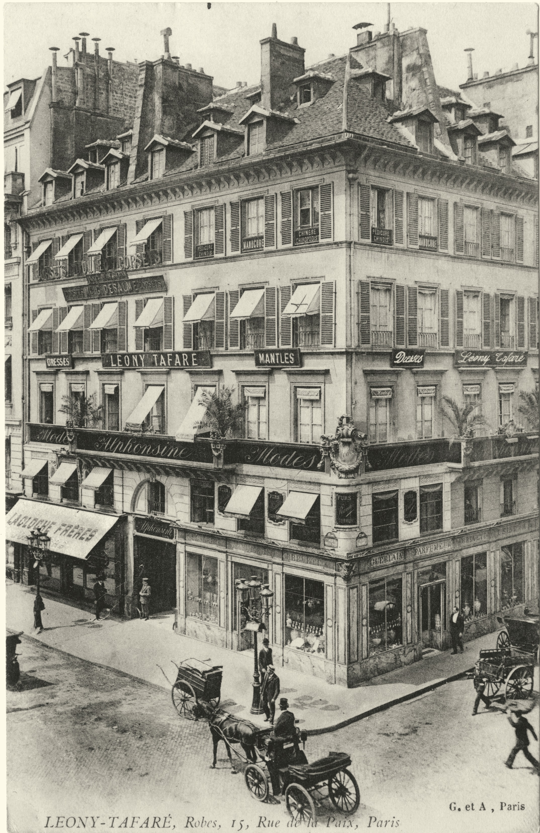 Carte_postale_illustrant_l’immeuble_du_15_rue_de_la_Paix_à_Paris_au_coin_de_la_rue_Daunou,_vers_1910.